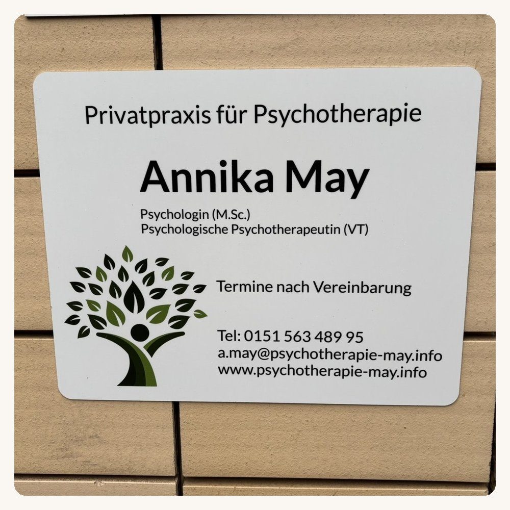 Praxisschild am Eingang der Praxis Annika May