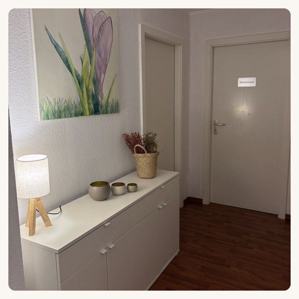 Flur mit Eingang zum Wartezimmer der Praxis in Bottrop